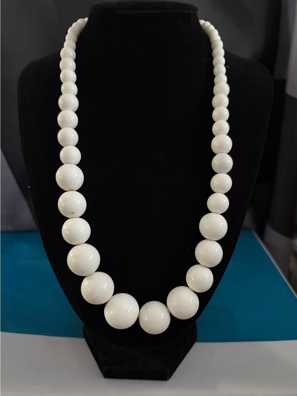 Vintage style graduated white bead necklace